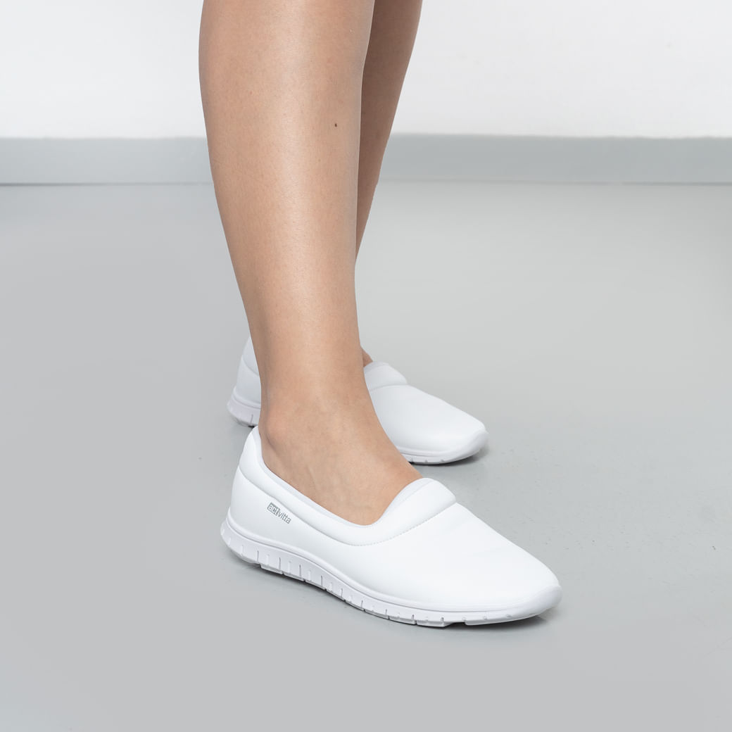 Tênis casual branco feminino Actvitta Slip On com sola branca e interior rosa, em fundo cinza neutro